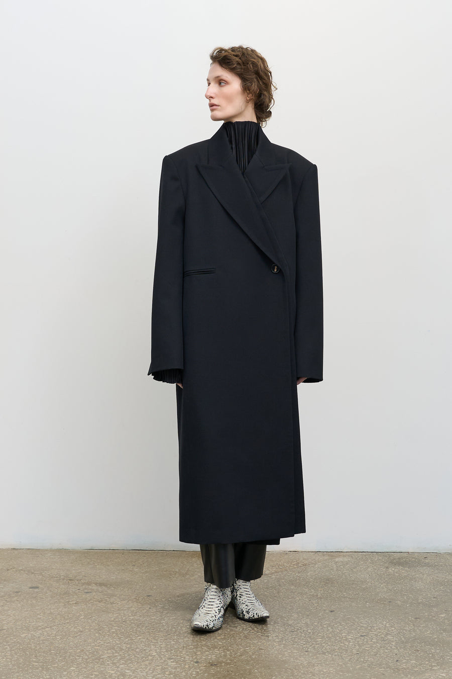 DEEP PLEATED WOOL COAT 1