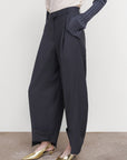 PLEATED BARREL-LEG PANTS IN GREY
