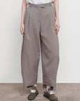 PLEATED BARREL-LEG PANTS IN KHAKI