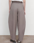 PLEATED BARREL-LEG PANTS IN KHAKI