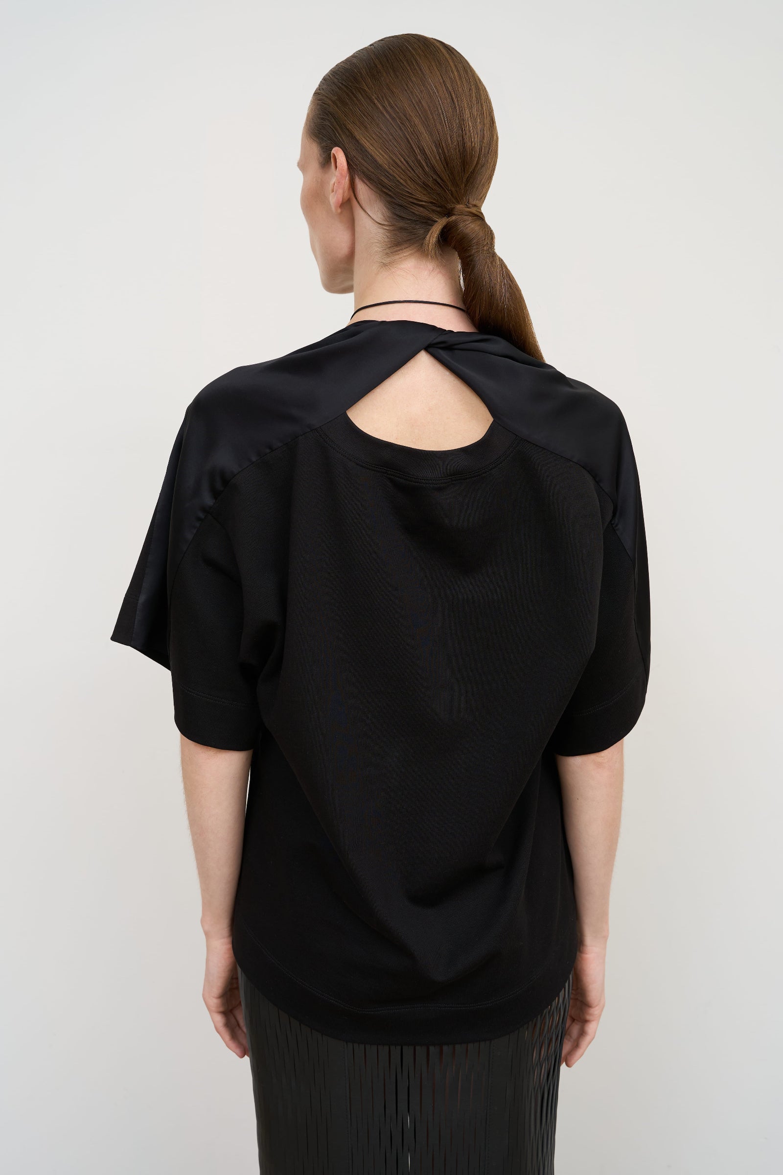 BLACK COTTON T-SHIRT WITH TWISTED NECK