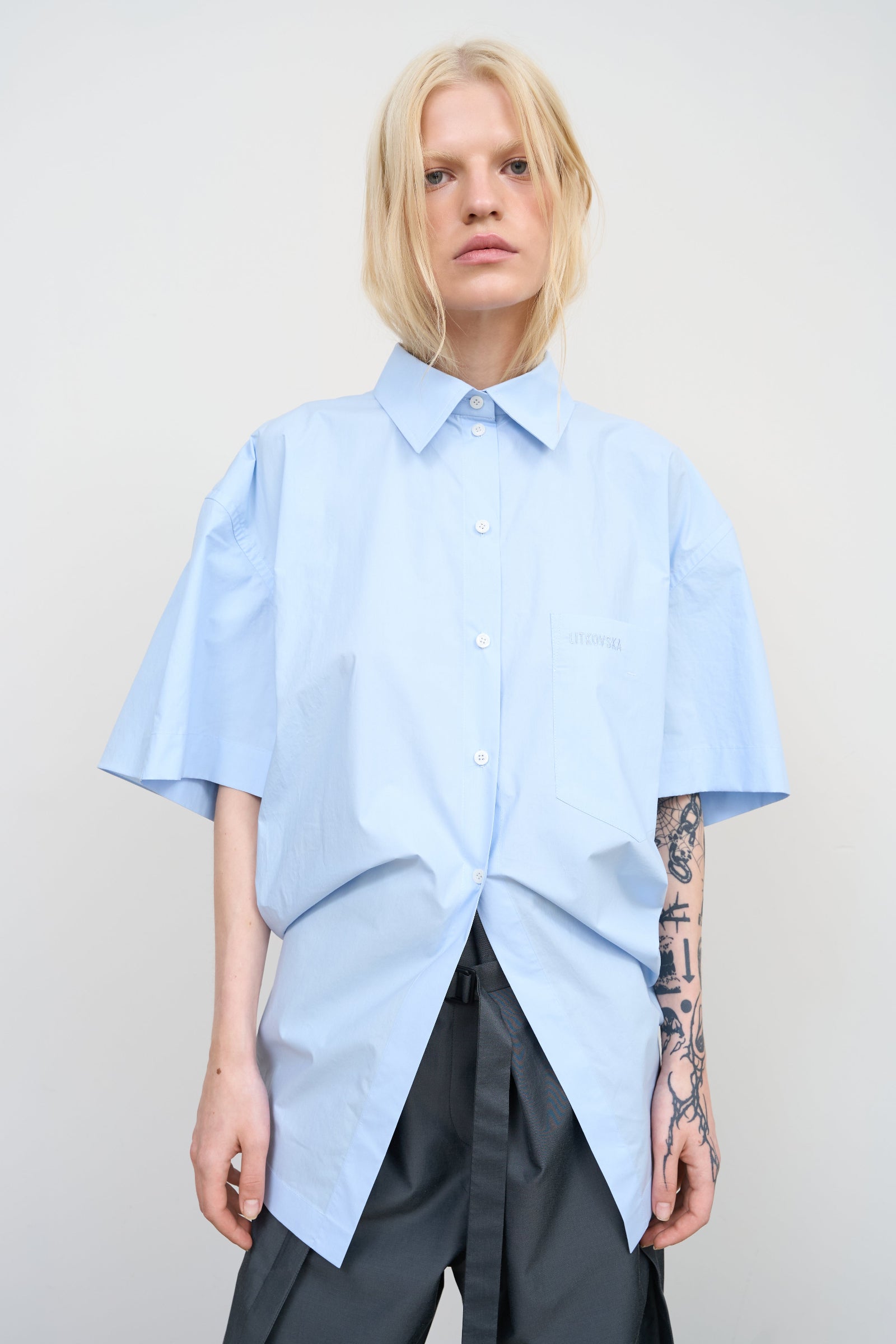 BLUE COTTON SHIRT WITH A TWISTED BACK