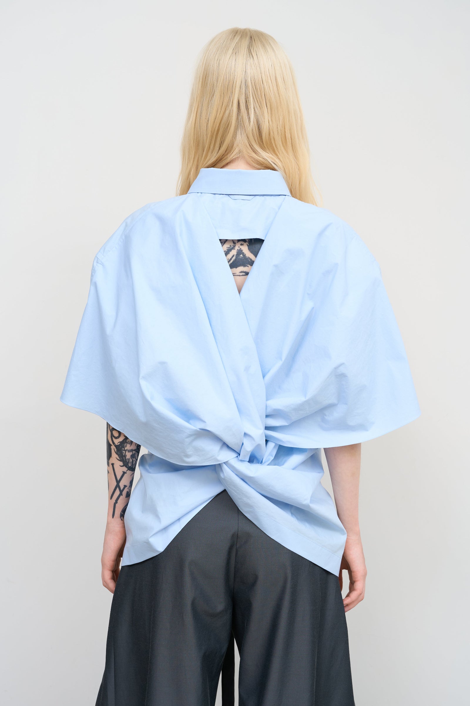 BLUE COTTON SHIRT WITH A TWISTED BACK 2