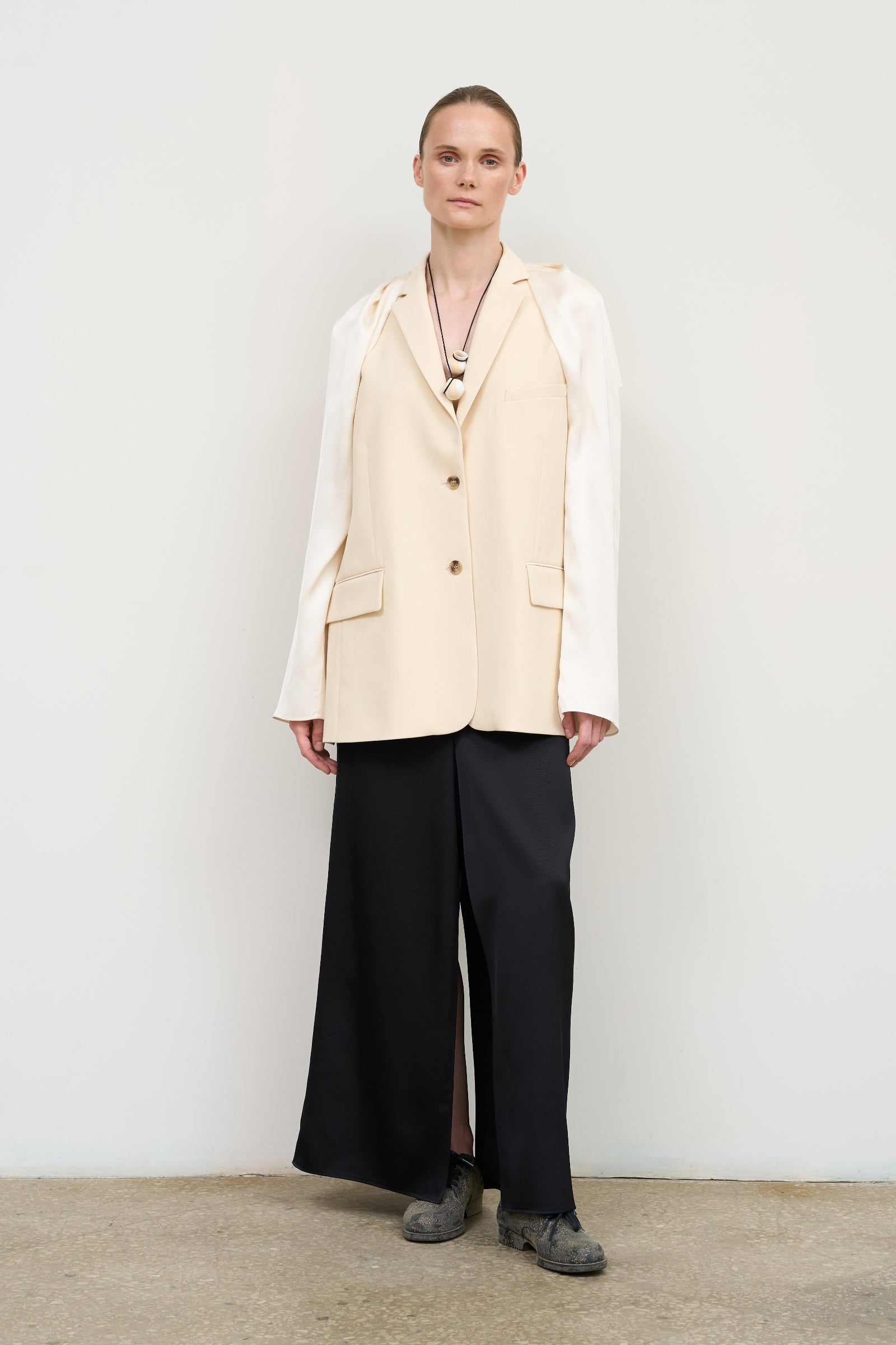 IVORY FITTED VEST WITH TWISTABLE SLEEVE DETAIL