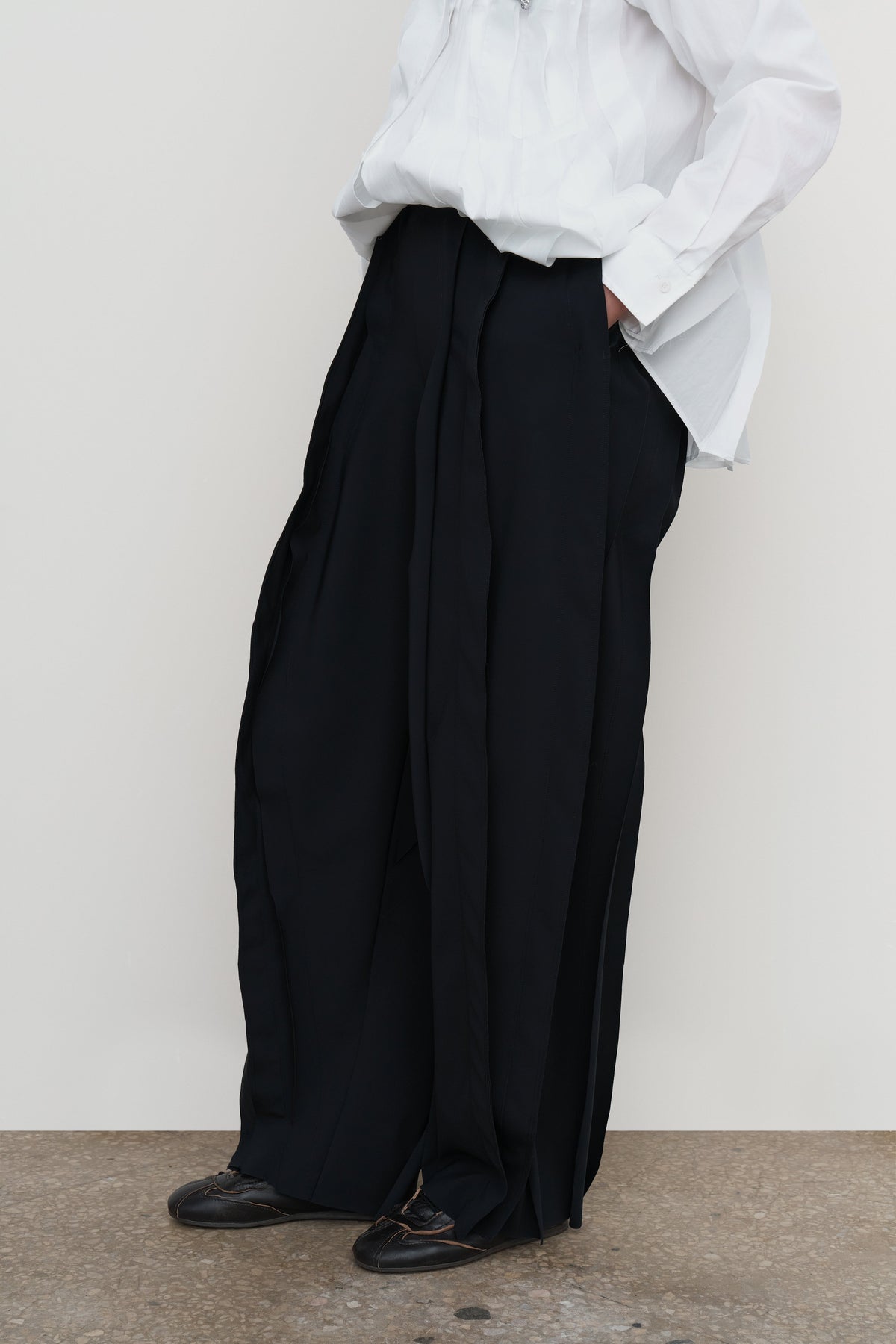 RUFFLE HIGH-RISE BIFLEX BARREL-LEG PANTS