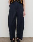 PLEATED BARREL-LEG PANTS