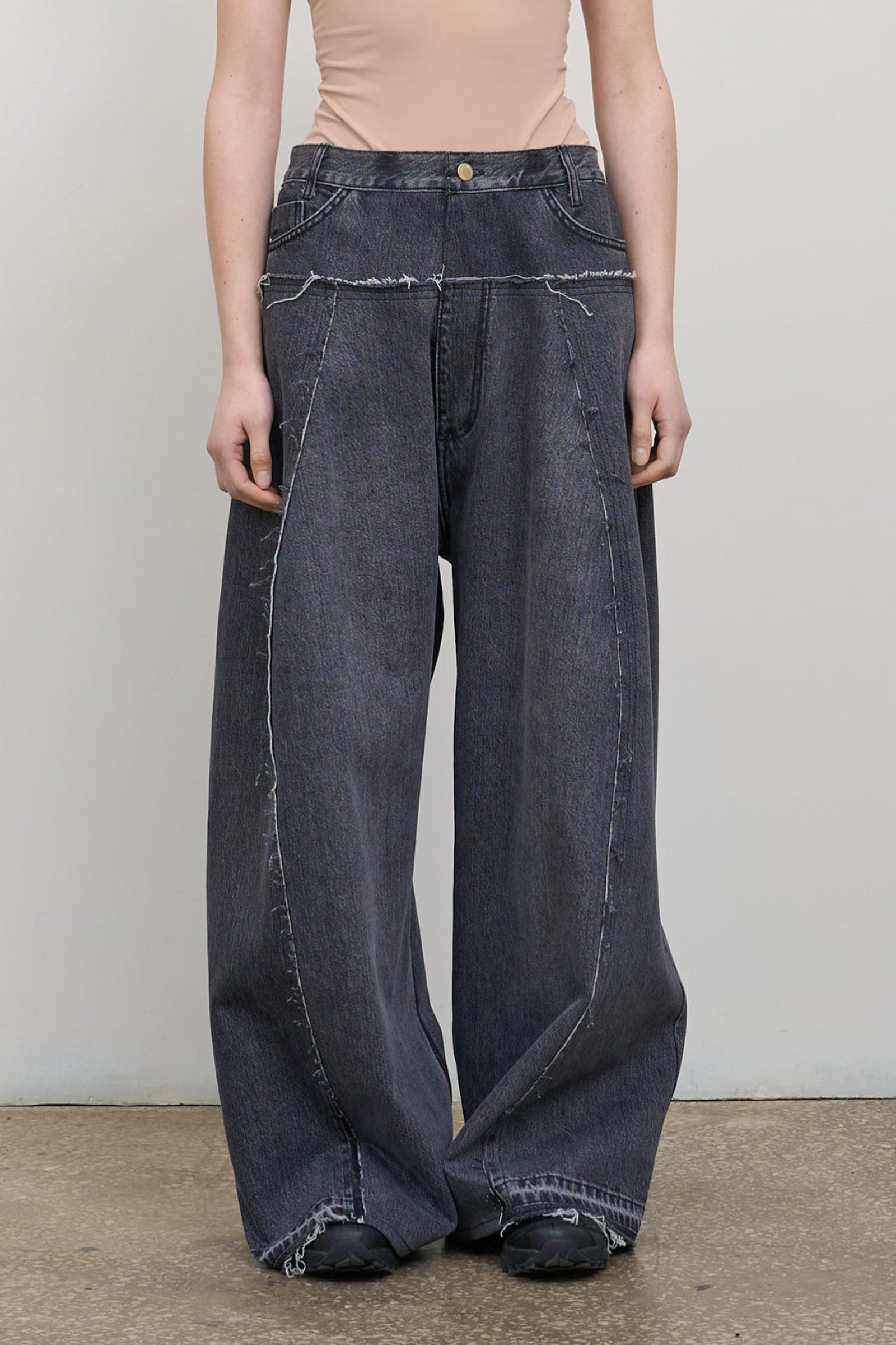 GREY MID-RISE WIDE-LEG JEANS 1