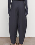 PLEATED BARREL-LEG PANTS IN GREY