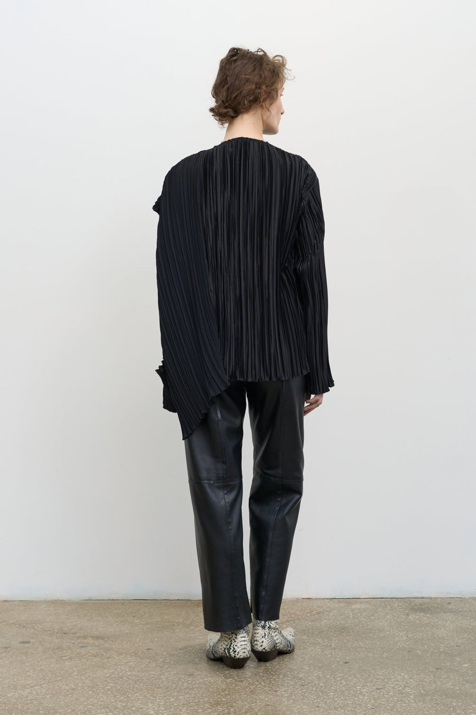 PLISSÉ BLOUSE WITH SLOUCHY SHOULDER LINE black 2