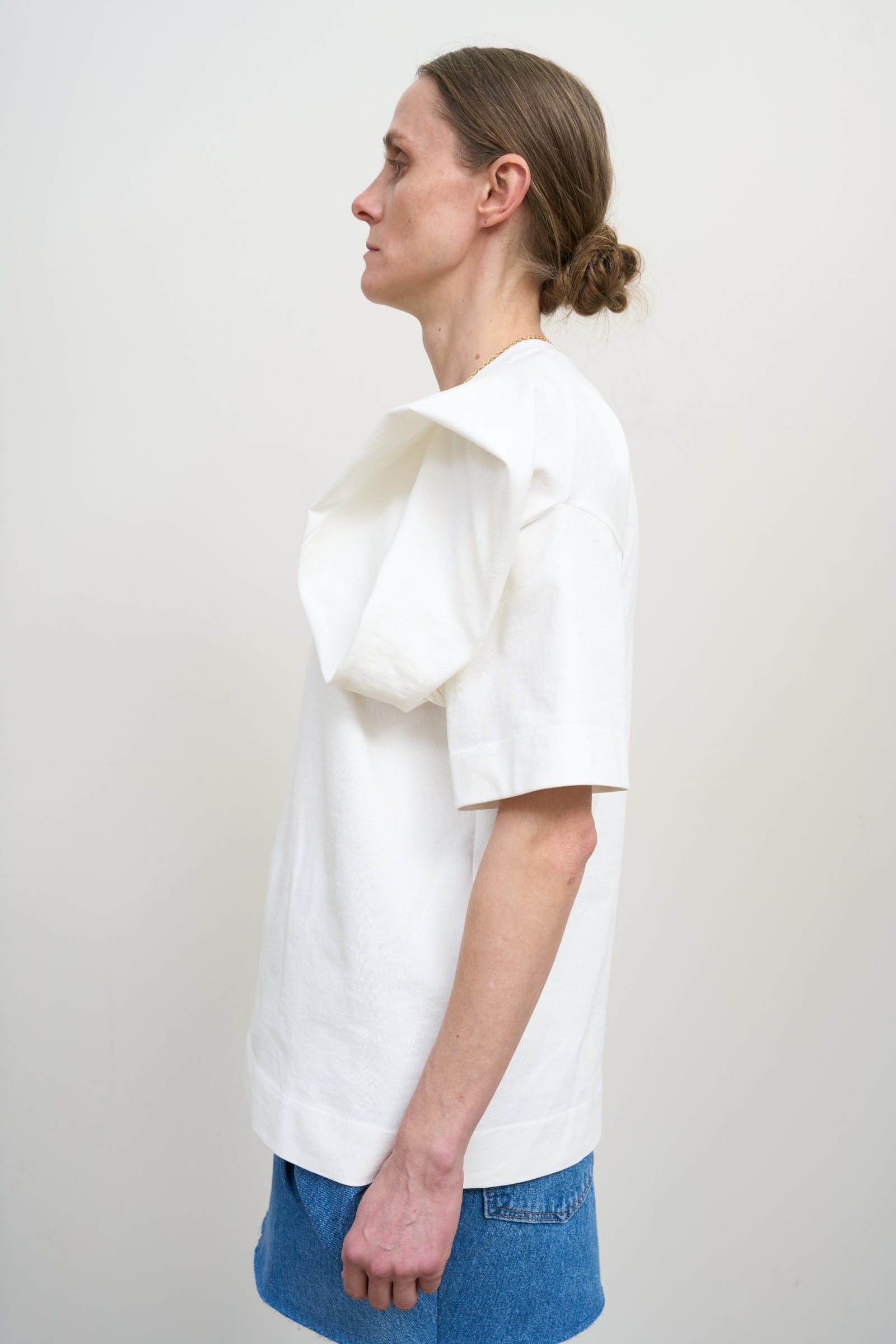 T-SHIRT WITH FLORAL DETAILS IN WHITE 2