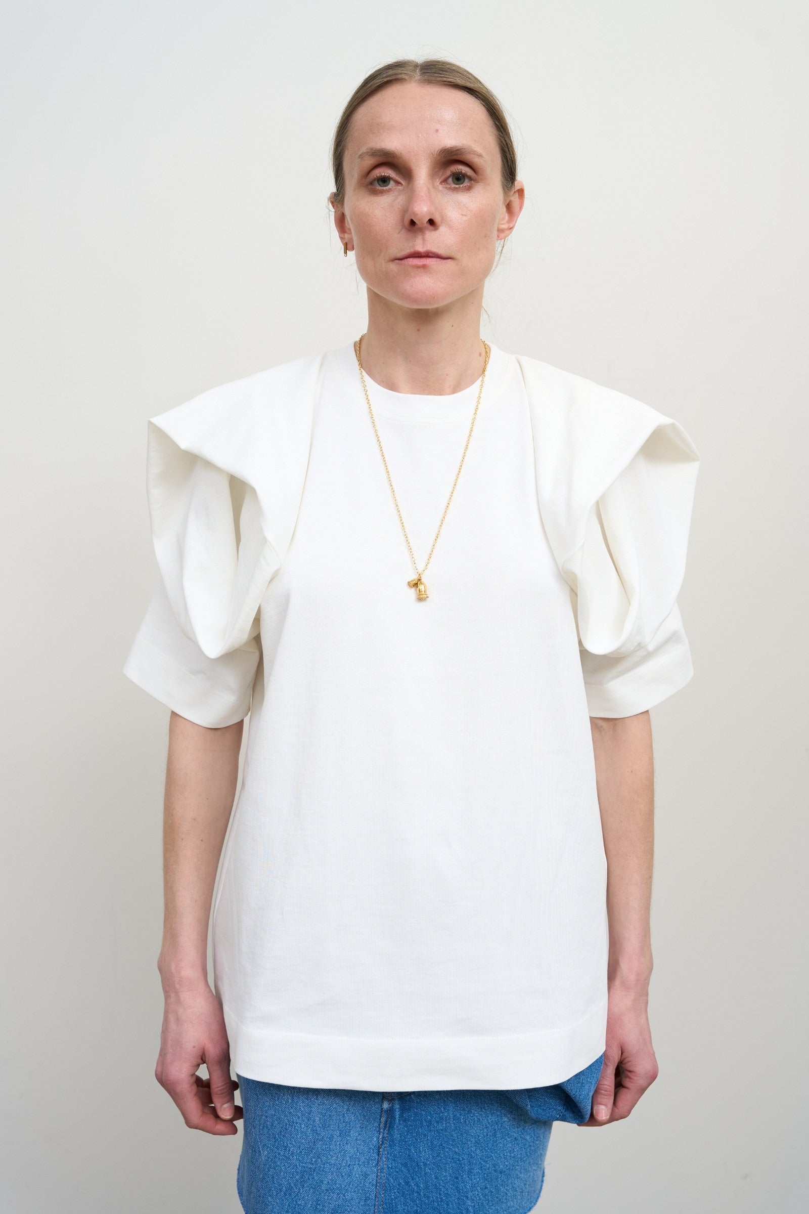 T-SHIRT WITH FLORAL DETAILS IN WHITE 2
