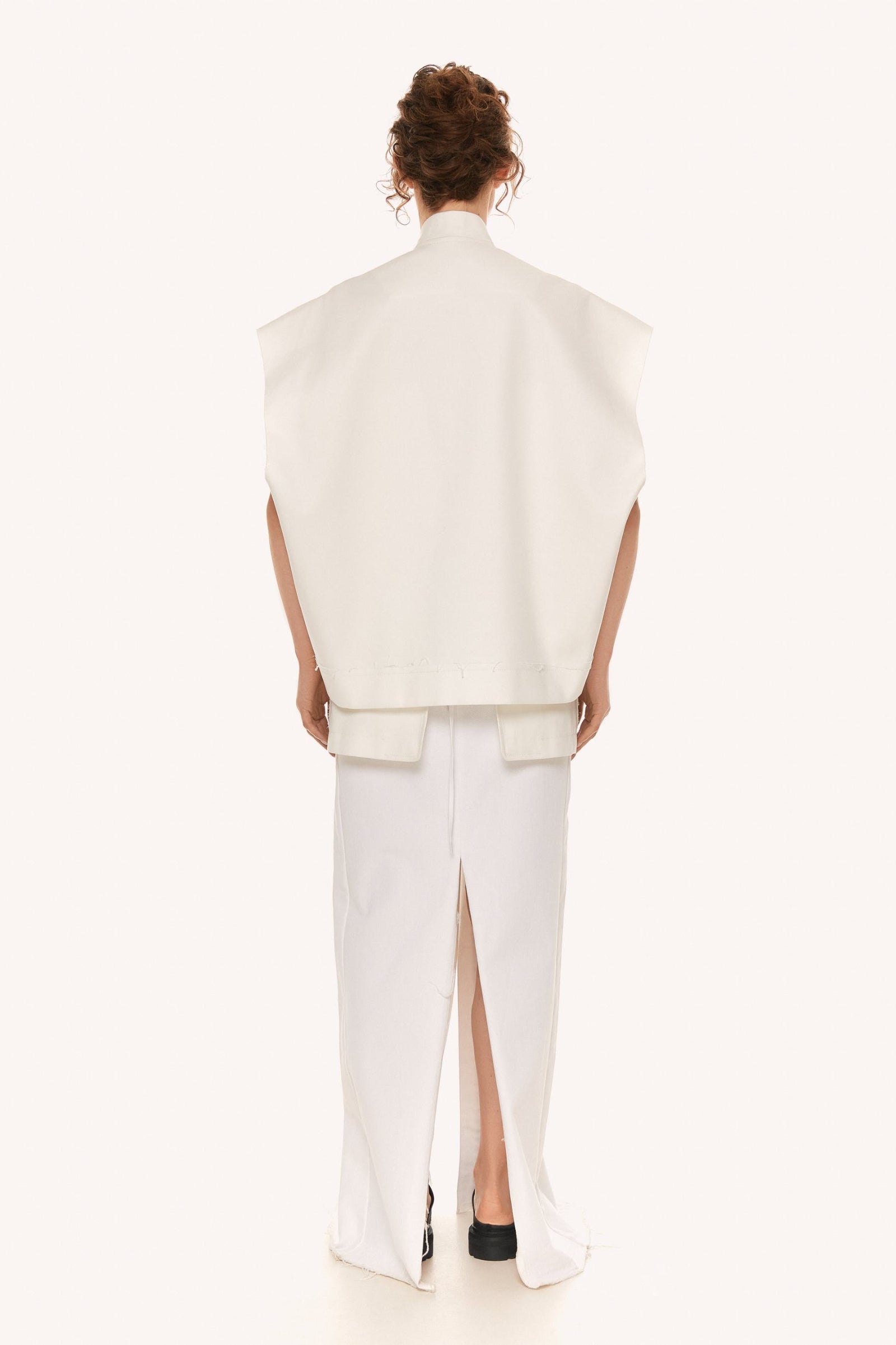 UNTAILORED VEST back