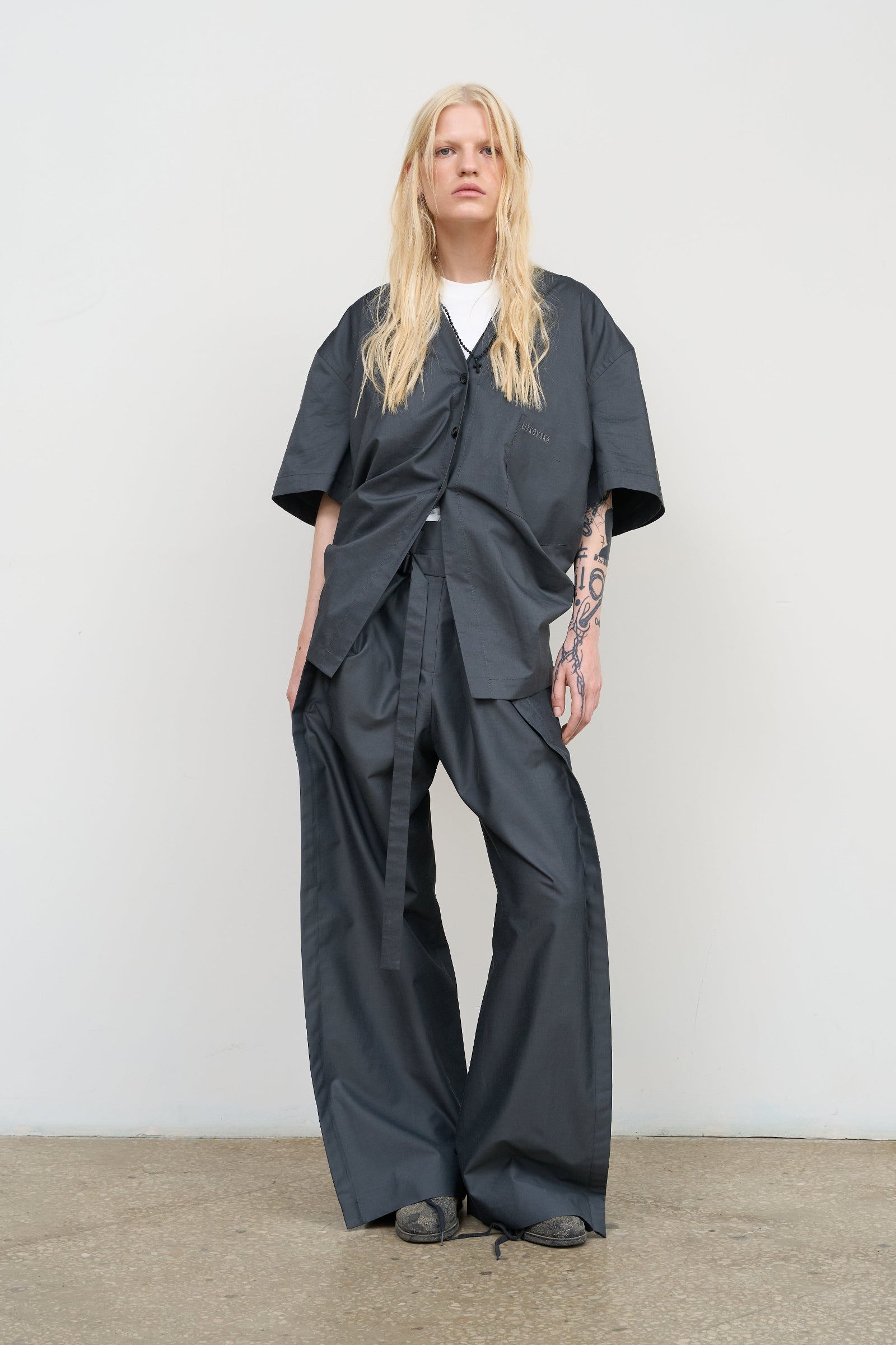 VISCOSE BLEND BLOUSE WITH A TWISTED BACK