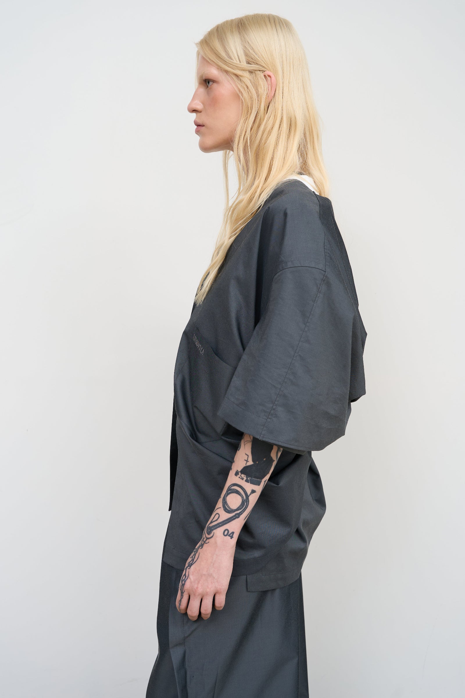 VISCOSE BLEND BLOUSE WITH A TWISTED BACK