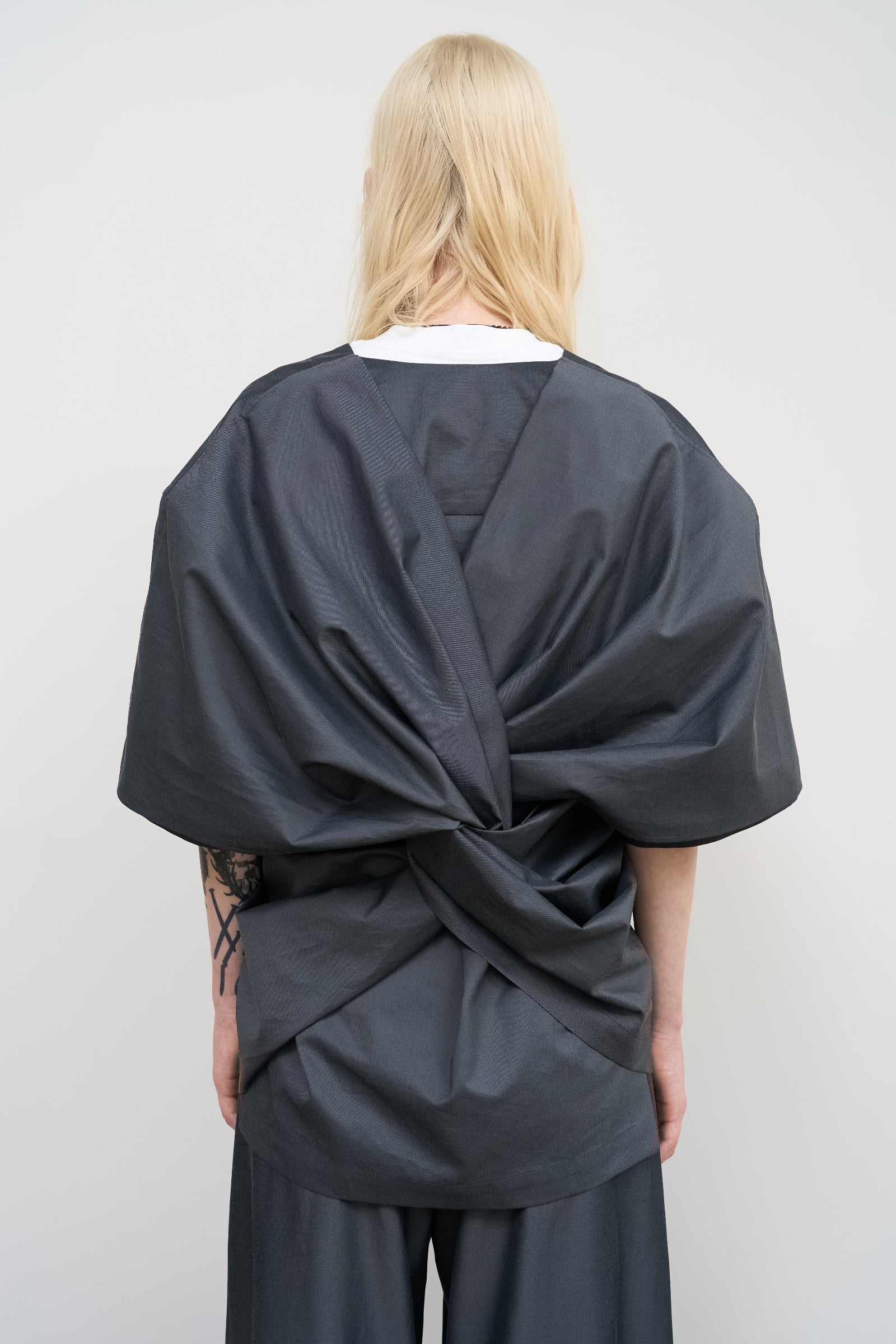 VISCOSE BLEND BLOUSE WITH A TWISTED BACK