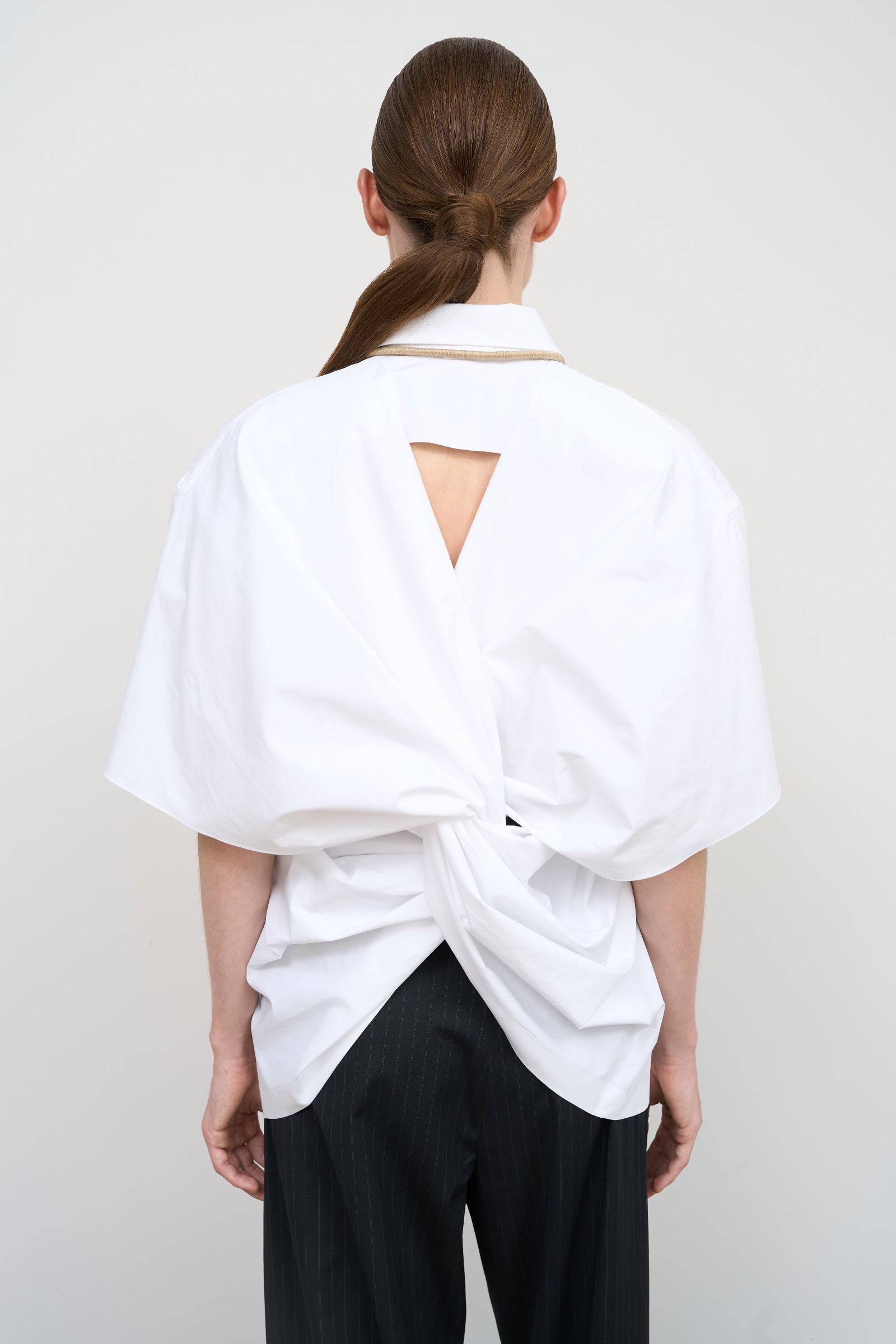 WHITE COTTON SHIRT WITH A TWISTED BACK