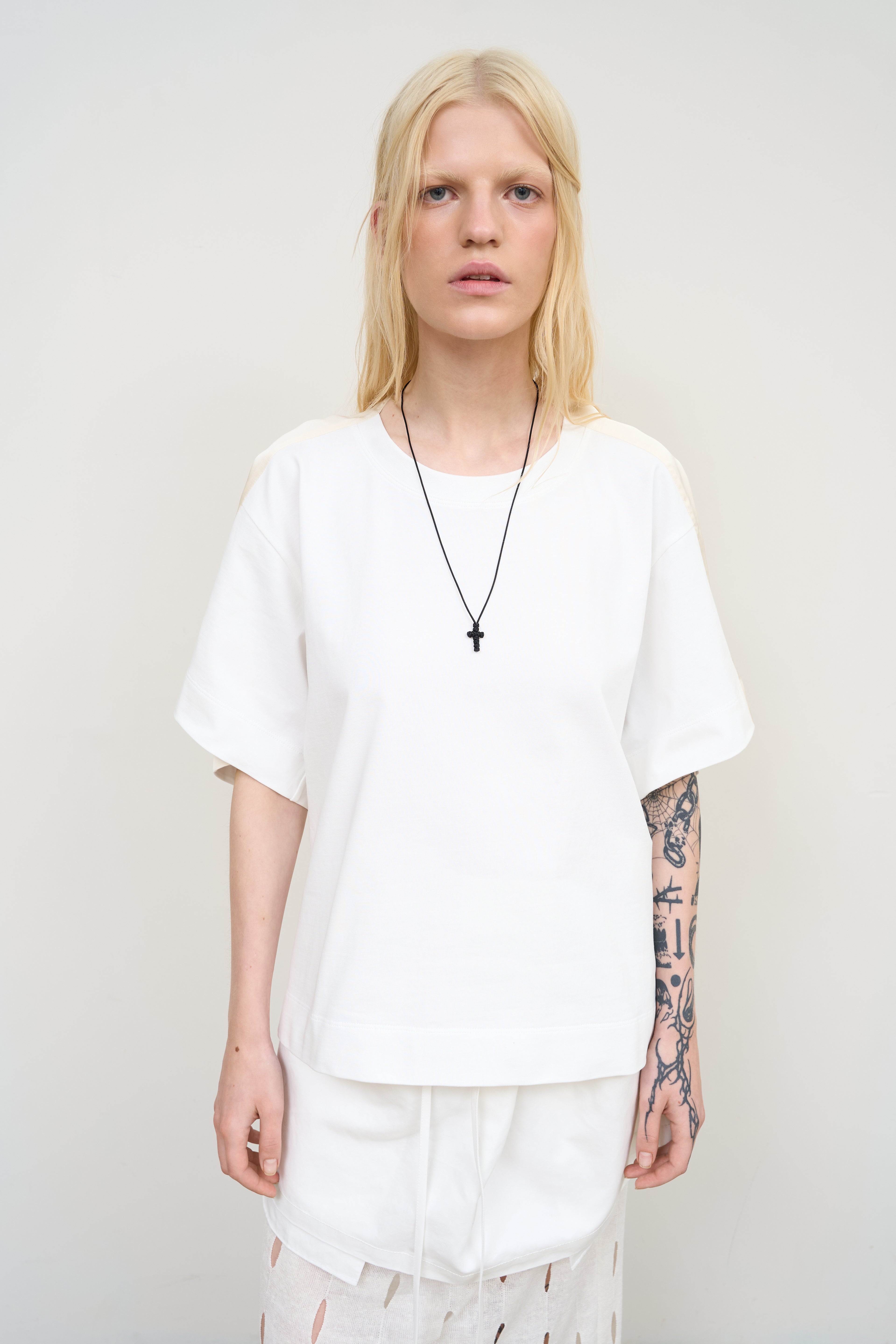 WHITE COTTON T-SHIRT WITH TWISTED NECK
