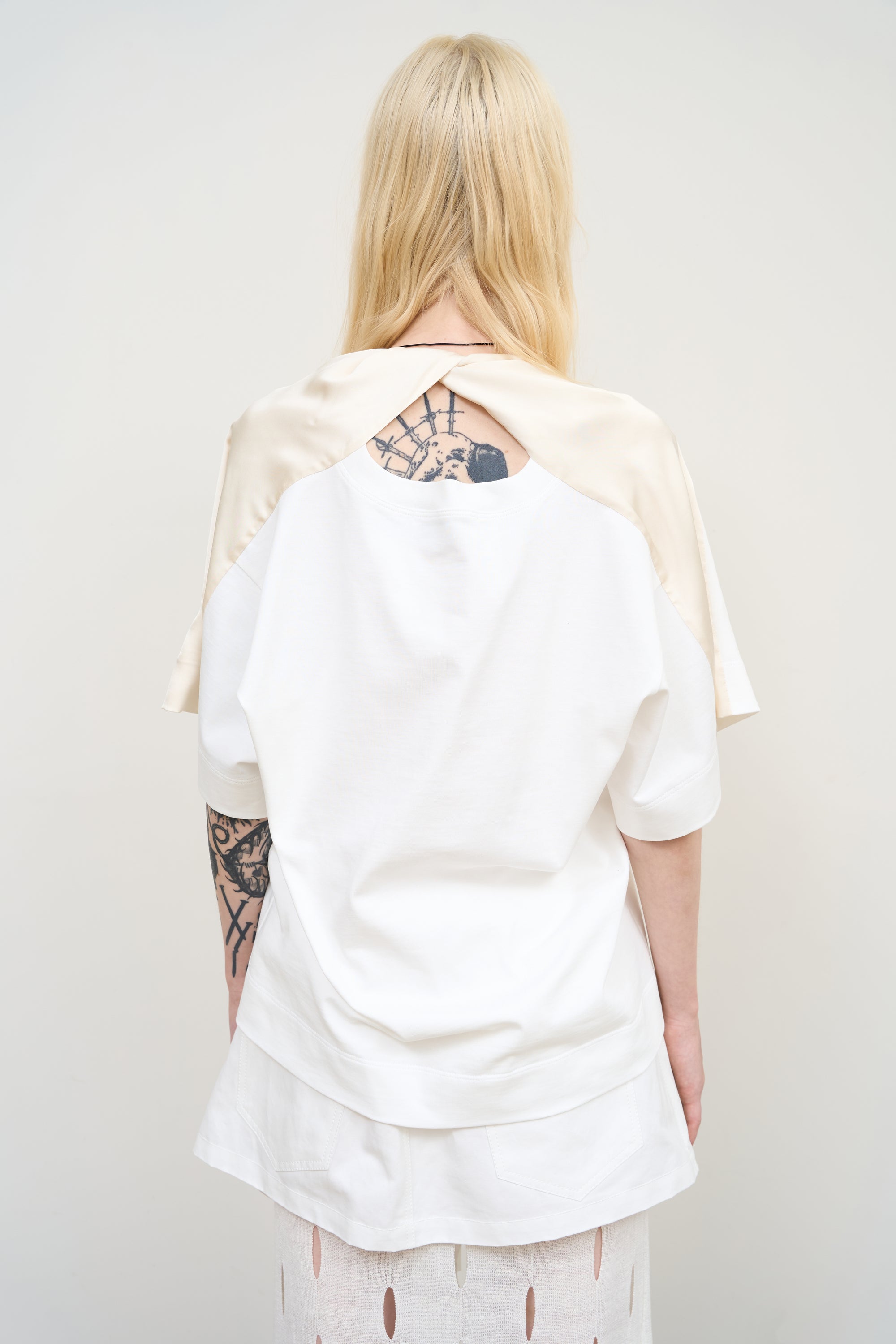 WHITE COTTON T-SHIRT WITH TWISTED NECK