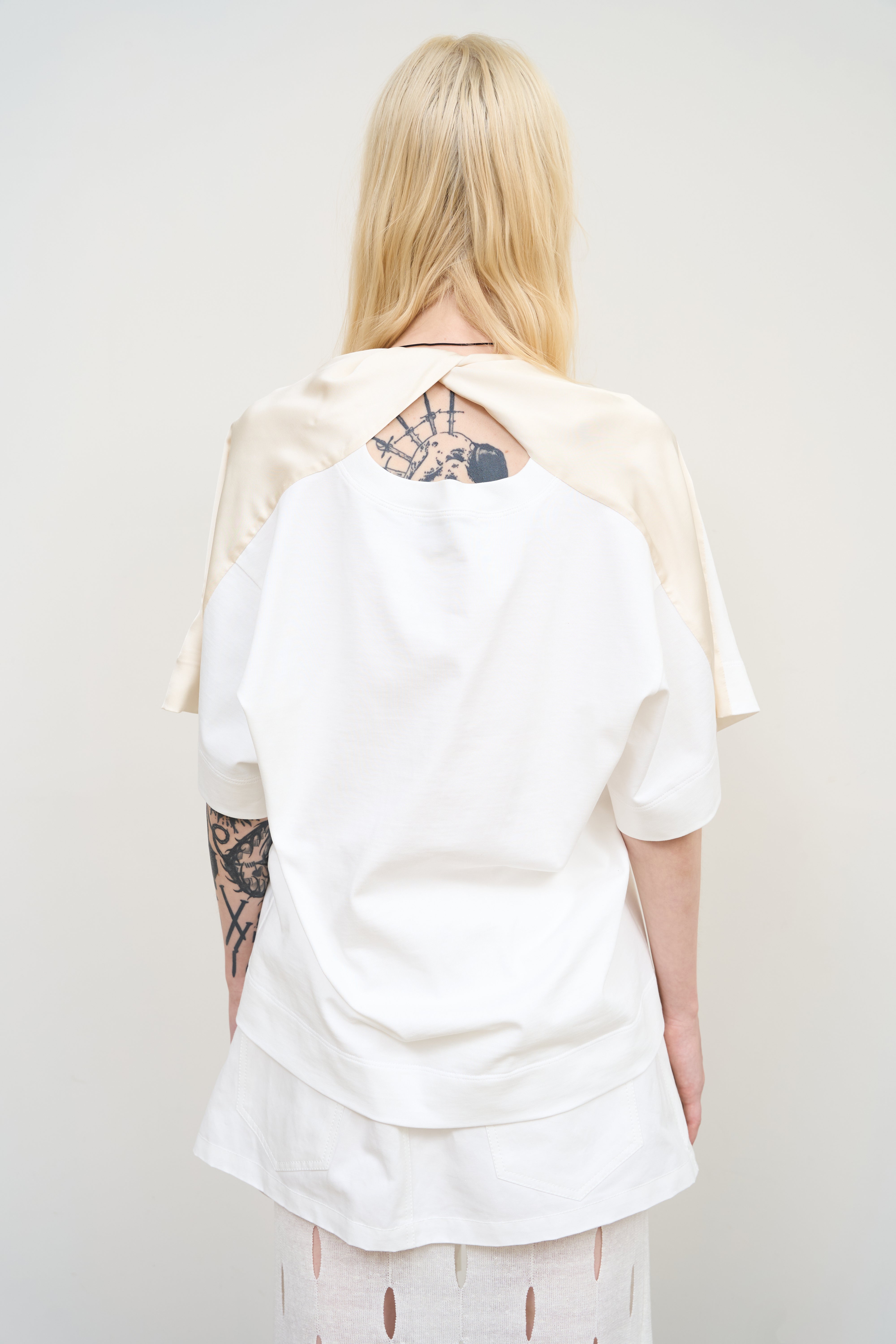 WHITE COTTON T-SHIRT WITH TWISTED NECK
