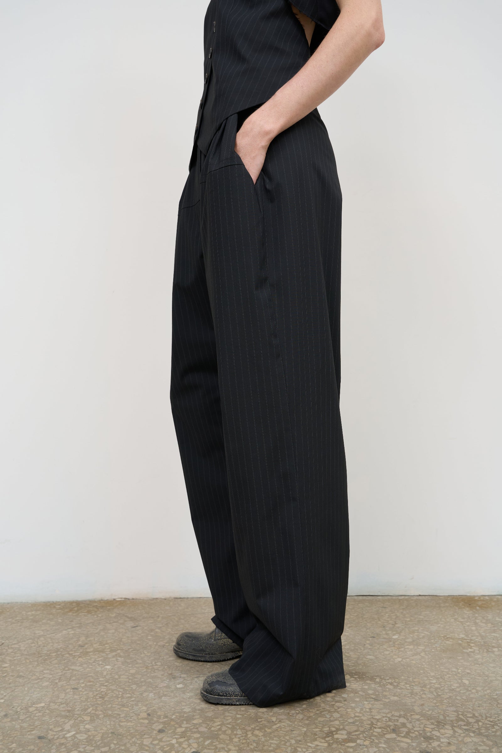 WIDE-LEG TROUSERS WITH ADJUSTABLE WAIST
