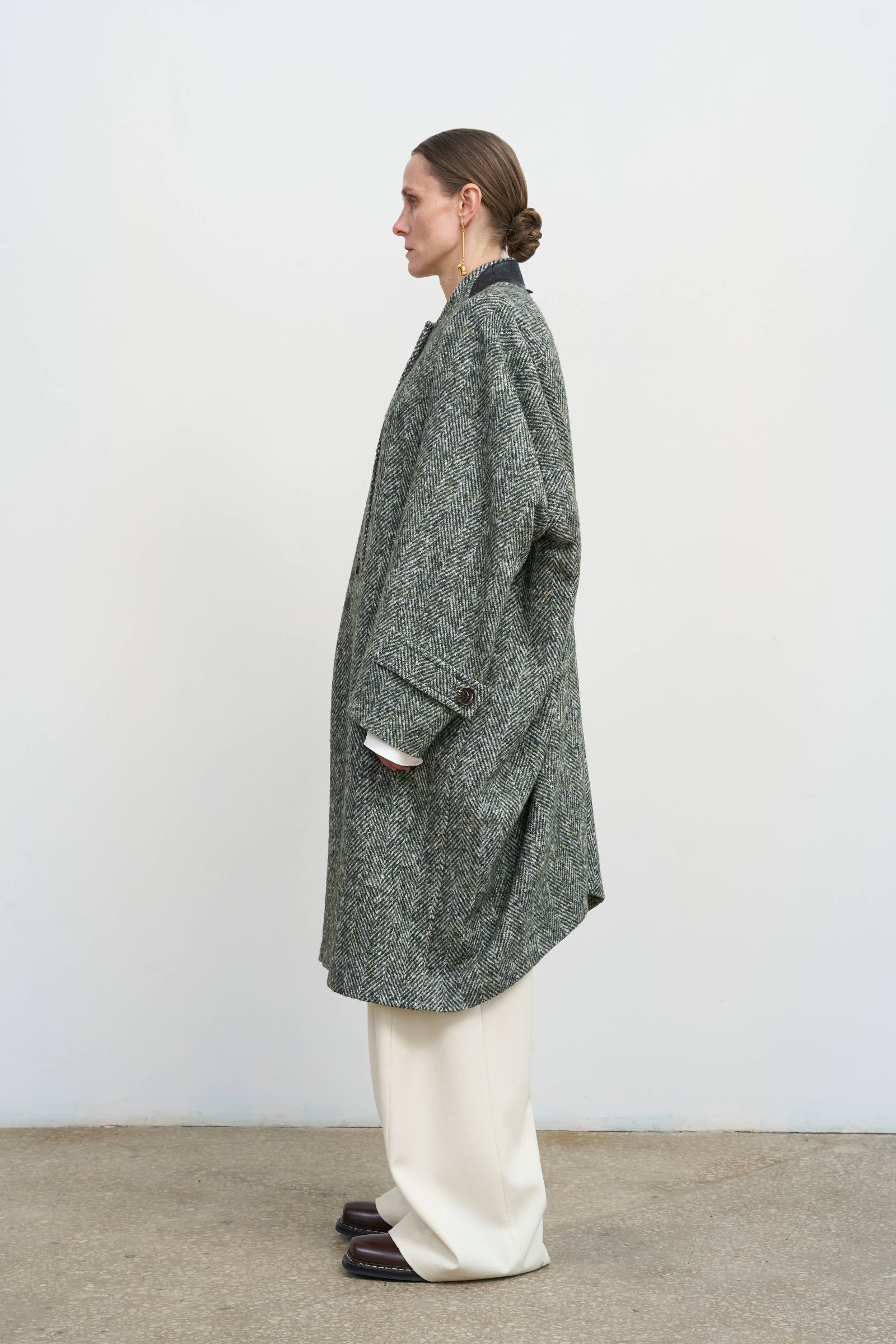 WOOL COAT WITH TWISTED BACK 1